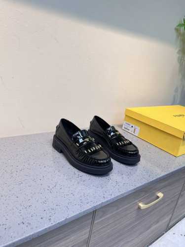FENDI 芬迪 24ssFilo新款 粗跟 乐福鞋 配饰带和流苏细节，饰有金属selleria缝线，金属凸纹压花Fend* Roma字样。 后跟处饰超大F凸纹