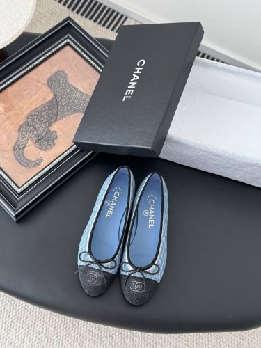Chanel 新色芭蕾舞鞋 原版1:1复刻 经典中的经典 无论搭配裤装还是裙装都是完美 小圆头的设计很好的修饰脚型 ，小仙女们必备！ 跟高：2.5Cm 码数 ：