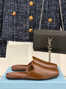 厂价 Prada 普拉达25Ss走秀新品 复古半拖鞋 P家今年的鞋绝对吸引足了视线 复古简约设计 真的高级感满满 鞋面采用进口开边珠牛皮 内里垫脚均为羊皮 原版