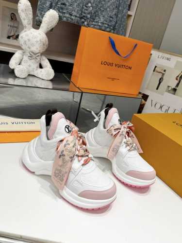 LOUIS VUITTON 龙年首发丝巾蝴蝶结运动鞋超级百搭瘦腿神器最新弓底设计2.0引用老款鞋面活力十足上脚更舒服大气，首款设计丝巾蝴蝶结鞋带，上脚舒适优雅