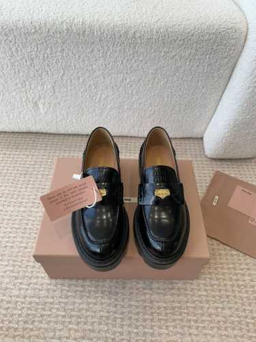 Miu Miu 24ss 秋冬系带 厚底 金币 乐福鞋 为你打造纤细大长腿 高级感十足，鞋面中间嵌入 复古又时髦，藏起来这种可爱小心思又甜又酷 鞋型圆润秀气，-