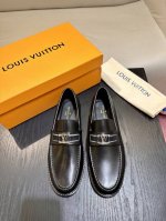 顶级版本 L 这款经典 Major 乐福鞋融合了镜面牛皮革与 Monogram 帆布饰边。传统手缝鞋面点缀金属质感 Lv 字母。Blake 工艺实现柔软舒适穿着