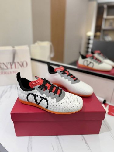 出厂 Valentino 2025华伦天奴最新春季运动鞋！专柜推荐Runboot运动轻盈舒适，蓝球鞋、跑步鞋、时尚运动鞋集于一体的多功能设计，演绎酷飒的上脚效果