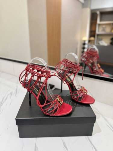 出厂价 Saint Laurent 圣罗兰 夏日清凉爆款，闪亮登场！ 原版开模字母扣 意大利真皮大底。 跟高:10.5Cm 颜色:黑色，杏色，棕色 Size:3