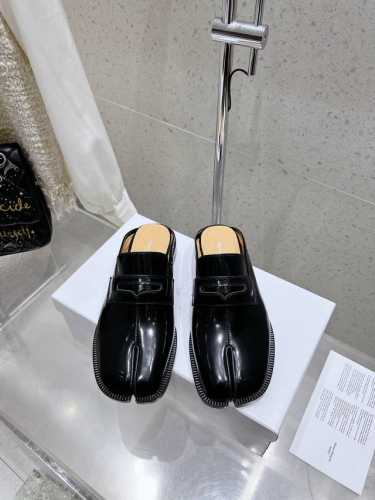 Maisom Margiela Mm6马吉拉经典分趾半拖 这双热度超高的单品 必须人手一双入手了 不能错过的单品 炸裂了 独家原版购入开发 不能错过的一款 鞋面