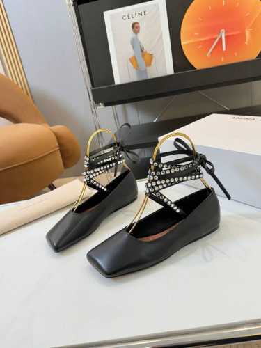 品 牌：AlaiaAlAIA阿莱雅尖头高跟拖鞋！无数的名设计师都把他看作“Designer of Designers”更影响着很多人的风格！铆钉、金属环扣、紧束