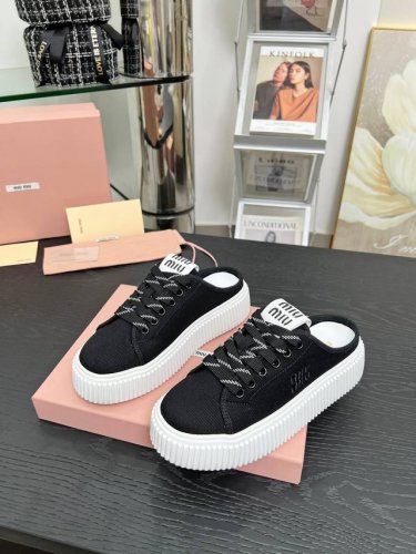 miumiu25款帆布厚底松糕鞋小仙女们的最爱 这款运动鞋诠释了Miumiu的经典风格以洗水丹宁牛仔勾勒的廓形点缀电绣字母徽标，搭配前卫休闲厚底，上脚柔软舒适，