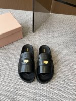 Miu Miu缪缪 25Ss春夏新款 金币沙滩拖鞋 金属字母微标富有撞色效果，羊皮奶呼呼超级软糯 柔软亲肤 厚底防水增高 鞋面 垫脚 定制进口小羊皮原版开模防滑