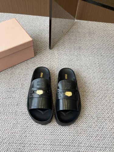 Miu Miu缪缪 25Ss春夏新款 金币沙滩拖鞋 金属字母微标富有撞色效果，羊皮奶呼呼超级软糯 柔软亲肤 厚底防水增高 鞋面 垫脚 定制进口小羊皮原版开模防滑
