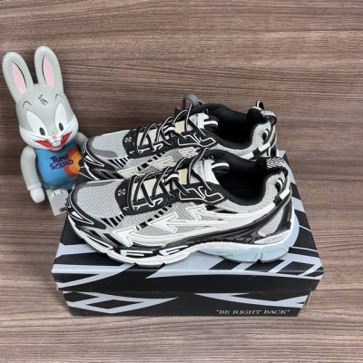 顶级版本Off-White Be Right Back 圆头系带休闲鞋男女同款灰白黑。 一款名为“Be Right Back”运动鞋的跑鞋这款运动鞋的设计灵感来