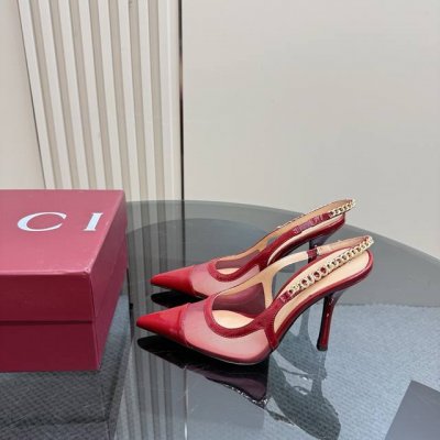 Gucci 25S春夏新品双G钻链扣后带凉鞋 G家在体现高级感这块 总让人大写的服气 看起来蛮简单的款式 但上脚就莫名很高阶 非常性感 让你轻松搭配尽显各种风格