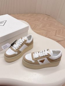 最高版 Prada普拉达 25新款 厚底 休闲运动鞋 这款运动鞋延续经久不衰的轮廓，是新款经典单品。采用皮革精心制作， 提升格调。款式轻盈，搭配三角扣标志加5C