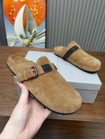 BrunelloCucinelli 。B C增高鞋上新款了。面料：进口牛绒。内里牛皮，纯铜珠链，上脚美观大方，百分百原版开发。原版包装，码数35 －42。35