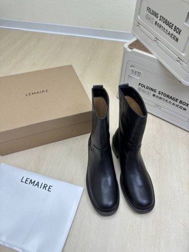 极简马靴 Lemaire 来自法国巴黎 设计师品牌 女鞋 头层牛皮 真皮包跟 档次满满 棕色 极简设计 延伸。 将肌肤分割成块面，有着若隐若现的魅力。 弹力 元