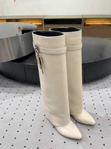 秋冬新品，火遍整个时尚圈，各路网红大咖，以及明星大腕的最爱。 ★面料： 牛皮 内里：牛皮 鞋底：牛皮大底 优雅风格 创造不一样的感觉 跟高：坡跟9 cm 简约气