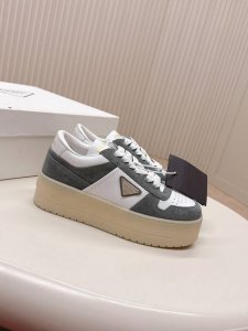 最高版 Prada普拉达 25新款 厚底 休闲运动鞋 这款运动鞋延续经久不衰的轮廓，是新款经典单品。采用皮革精心制作， 提升格调。款式轻盈，搭配三角扣标志加5C