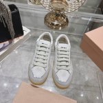 出厂 Miumiu 24新款复古做旧休闲鞋 小白鞋 Miu Miu 缪缪24新款做旧复古休闲鞋 走秀后全球各大代购官网火爆上市. 仿旧复古擦色效果很随意不羁又能
