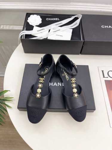 小香 25 2025 春夏新品 专柜经典款 小香双C山茶花T字带玛丽珍鞋系列上新 时尚圈的绝绝子 搭配将演绎着细致 极简 永不褪去的经典元素 展现与众不同的穿搭
