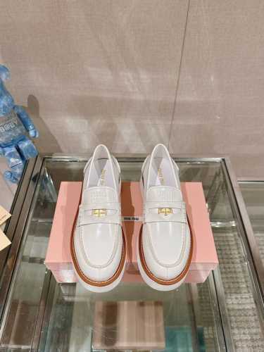 24Ss鞋款Miu Mi*钱币厚底乐福鞋 上世纪50年代，乐福鞋搭配制服，风行美国校园。学生为抗议校内着制服的规定，便将一枚硬币嵌入鞋身皮革饰带的凹槽，后逐渐演