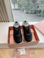 所见即所得G086Miu Miu 25Ss 春夏新款走秀Miumiu 德训 休闲鞋秀场工艺来自Miu Miu系列的细节特写 新季的潮流此刻挚爱的概念，多元对撞，