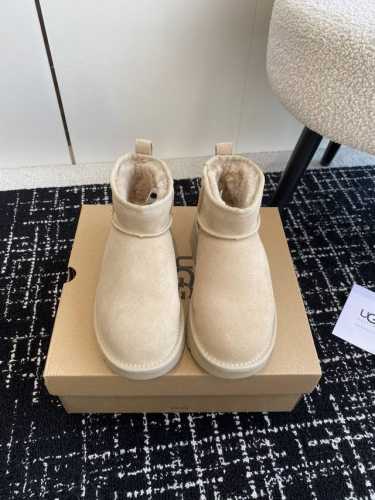 代购级 UGG 油叽叽 厚底 人鱼 超短靴 雪地靴 铅笔靴 原版购入开发 做货 UGG这款高跟雪地靴真的打破了传统以来厚底靴的风格，太有设计个性了 深得少女心啊