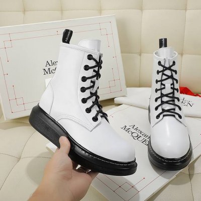 羊毛里 Alexander McQueen 麦昆秋冬新款马丁靴，古力娜扎同款原版1:1正品开发，完美匹配各种脚型，经典与时尚的结合体，大底拼搭撞色前掌线，上脚可