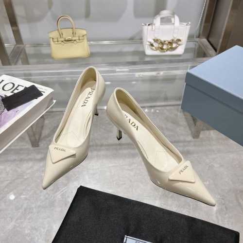 PRADA 普拉达 24 出厂价 专柜走秀款尖头单鞋 三角扣标 高跟 早春走秀款！鞋面：高定制漆皮面料 内里：进口水染羊皮大底：原版意大利真皮大底 跟高：7.5