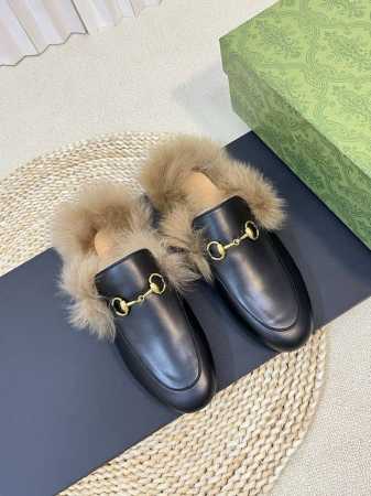 全新升级顶级版本 GUCCI 系列2024专柜最新色来了～托斯卡纳羊毛拖 细节面料采用原版材质 经典时尚托斯卡纳羊毛 毛拖系列 3D打印皮面 原版羊羔毛鞋面 原 - 点击图像关闭