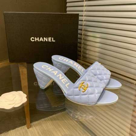 P330 Chanel 早夏新款拖鞋，各大时尚博主和明星同款，简直太美了吧！鞋面进口牛皮，内里垫脚羊皮。原版真皮大底，跟高5Cm.码数：35-41 40 41定 - 点击图像关闭