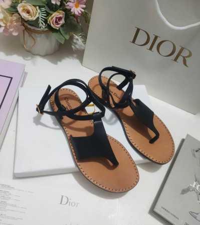 Dio*R夹趾凉鞋是2024春夏鞋履系列的新款单品，来自 Dioriviera 限定系列，兼具高订风格和休闲气质。不对称白色牛皮革鞋面搭配可调节的扣带，突显脚踝 - 点击图像关闭