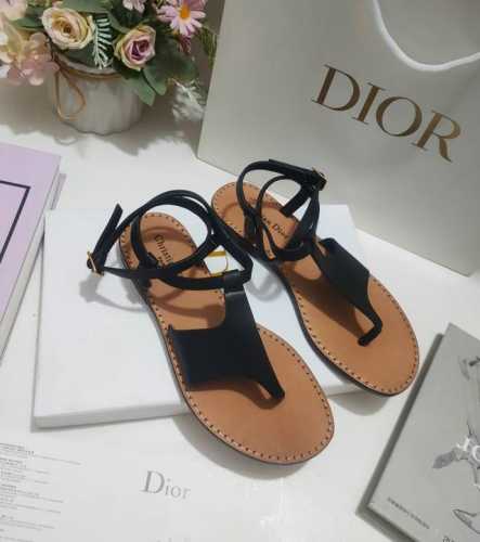 Dio*R夹趾凉鞋是2024春夏鞋履系列的新款单品，来自 Dioriviera 限定系列，兼具高订风格和休闲气质。不对称白色牛皮革鞋面搭配可调节的扣带，突显脚踝