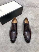 Gucci 男士经典牛津鞋男士商务正装皮鞋 经典款 极致艺术 全鞋采用进口打蜡饮奶牛牛皮古法手工描改擦色 咖色 精挑细选 毛孔细腻 光泽度极好 质感柔软 韧性强