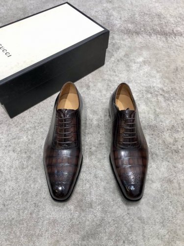 Gucci 男士经典牛津鞋男士商务正装皮鞋 经典款 极致艺术 全鞋采用进口打蜡饮奶牛牛皮古法手工描改擦色 咖色 精挑细选 毛孔细腻 光泽度极好 质感柔软 韧性强