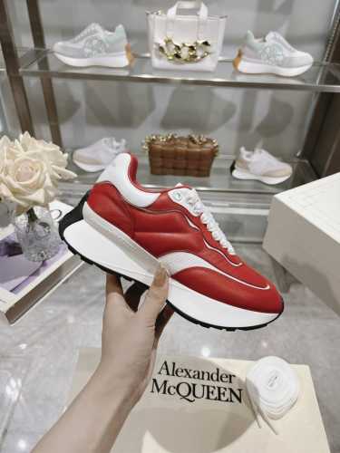 工厂价 Alexander Mcqueen 亚历山大麦昆 2024春夏男sprint运动情侣款 鞋侧面饰有时尚个性字母seal Logo标志 全皮压花工艺 内里