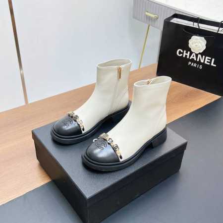 独家爆款 CHANE*｜小香2024秋冬新款链条爱心短靴、马丁靴 本季秋冬季节必备单品！香奈儿女士钟爱简约又难以抗拒系 搭配展现与众不同的穿搭风格。时尚达人鞋柜 - 点击图像关闭