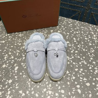 海狸鼠毛拖推出 低调奢华、 上脚的感觉很舒服 、穿了才知道不辜负我们的双脚、鞋面采用防水防污处理.鞋面点坠LP的坠饰，精致而高雅。内里柔软的真皮皮草，整只海狸毛