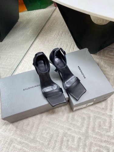 出厂 Balenciaga巴黎世家 奇异跟 弓形高跟一字带凉鞋 鞋面：胎小牛皮 内里垫脚：羊皮 跟高：10.5Cm 鞋底：意大利真皮大底 码数：35-39 34