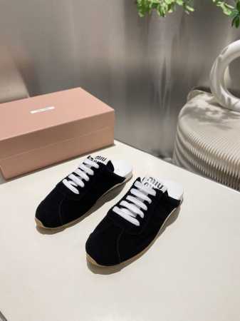 出厂价p 缪缪Miumiu2025新款 阿甘鞋 德训复古半包拖鞋 简约高级 随意搭配 上脚非常轻便舒适 鞋面原版牛皮 高丝光牛反绒拼接. 内里羊皮 原板大底一比 - 点击图像关闭