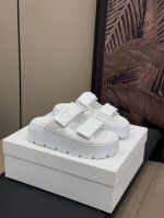 顶级品质 P380 Prad Ss25 New Arrival～ P家25春夏厚底凉鞋新品 真的又增高了呀，真友好！超显腿长拔高身形，超爱 小羊皮鞋面 很软、，