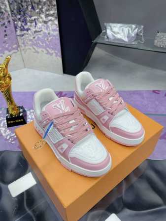工厂价 高版本礼盒包装 原版开发 品质出货 欢迎对比 Lv板鞋系列 Lv Trainer Maxi运动鞋将成衣系列的宽松廓形引入Virgilabloh笔下的Lv - 点击图像关闭