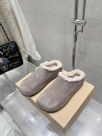 UGG 新款明星同款拼色厚底毛毛拖鞋 半拖 短靴 雪地靴 内里羊毛一体 保暖性能卓越 耐磨橡胶底 鞋子抓地力更好 拥有这一双UGG 让小脚丫在寒冷冬日始终温暖舒 - 点击图像关闭