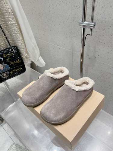 UGG 新款明星同款拼色厚底毛毛拖鞋 半拖 短靴 雪地靴 内里羊毛一体 保暖性能卓越 耐磨橡胶底 鞋子抓地力更好 拥有这一双UGG 让小脚丫在寒冷冬日始终温暖舒