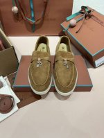 焦糖 认准Lp诺悠翩雅顶级公司货 Loro Piana 女鞋 Lp经典半拖，舒适休闲的软皮平地鞋，采用柔软的无衬里绒面牛皮革制作，浅色橡胶鞋底，是Loro Pi
