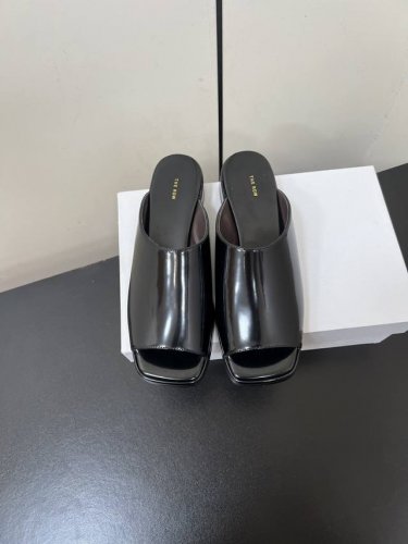 Therow 2025 新品方头鱼嘴拖 被追着要得鱼嘴拖鞋长这样 5.5Cm 2.5Cm增高的辣妹款 牛油皮的鞋面+羊皮垫脚脚感Max 哑光静谧黑百搭不挑人 时