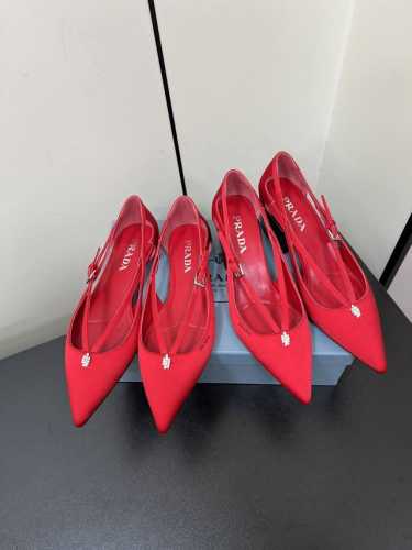 Prada 25ss 早春新款绝美尖头跟鞋 时尚界久违的极简之美经典时尚配色 毫不费力的优雅风来袭 时髦 精致 绝美 包头尖头 开边珠外穿时尚气质简约新款日常拖