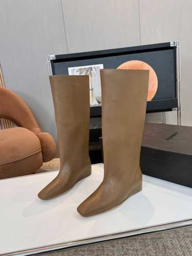 品 牌：Jil Sander｜吉尔.桑达 经典秋冬 方头长筒切尔西西靴 极简主义的一脚蹬风格，无疑又是个百搭款 它完全可以承包你秋冬所有衣服的搭配 上脚即显瘦