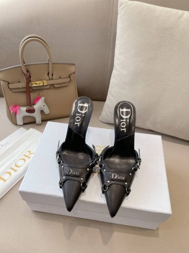 迪奥Dior 早春新款 尖头慕勒拖女拖鞋 明星同宽Cd字母Logo高跟凉鞋 市面顶级高端版本 材质：鞋面采用进口混种羊皮+水染羊皮内里 垫脚意大利真皮大底 跟高