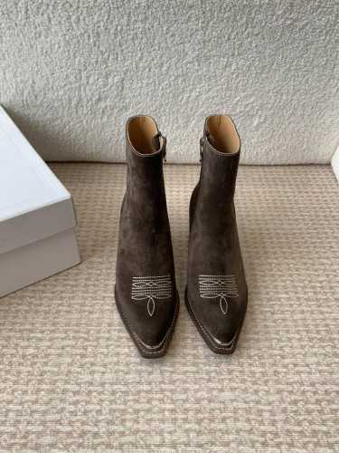 Celine 赛琳 24ss秋冬新品 复古粗跟 切尔西 尖头 铁扣短靴 塞琳这一季好看的款式真的是很多 比如这款军靴就很机车风 重点夸夸靴筒设计 完全不挑腿型