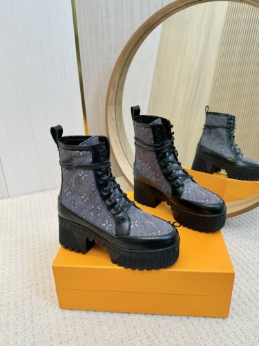 路易威登 Louis Vuitton 驴家爆款 走秀主打款，最新切尔西马丁靴，秀场出镜率非常高。新的logo设计实在加分。低调又凸显品牌魅力，靴口设计对小粗腿