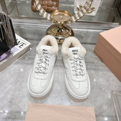出厂 Miu Miu 24ss 缪缪厚底饼干底 24ss 春夏新款英伦风系带 小白鞋 休闲鞋 MiuMiu秀场适当独一无二的擦色工艺工艺来自Miu Miu系列的